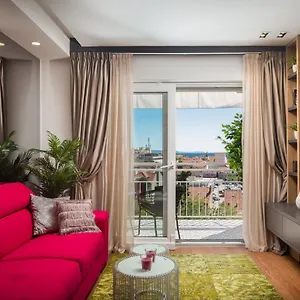 V Luxury Apartment