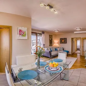 With Private 90 Sqm Rooftop, Free Parking And Air Condition Apartment Budapest